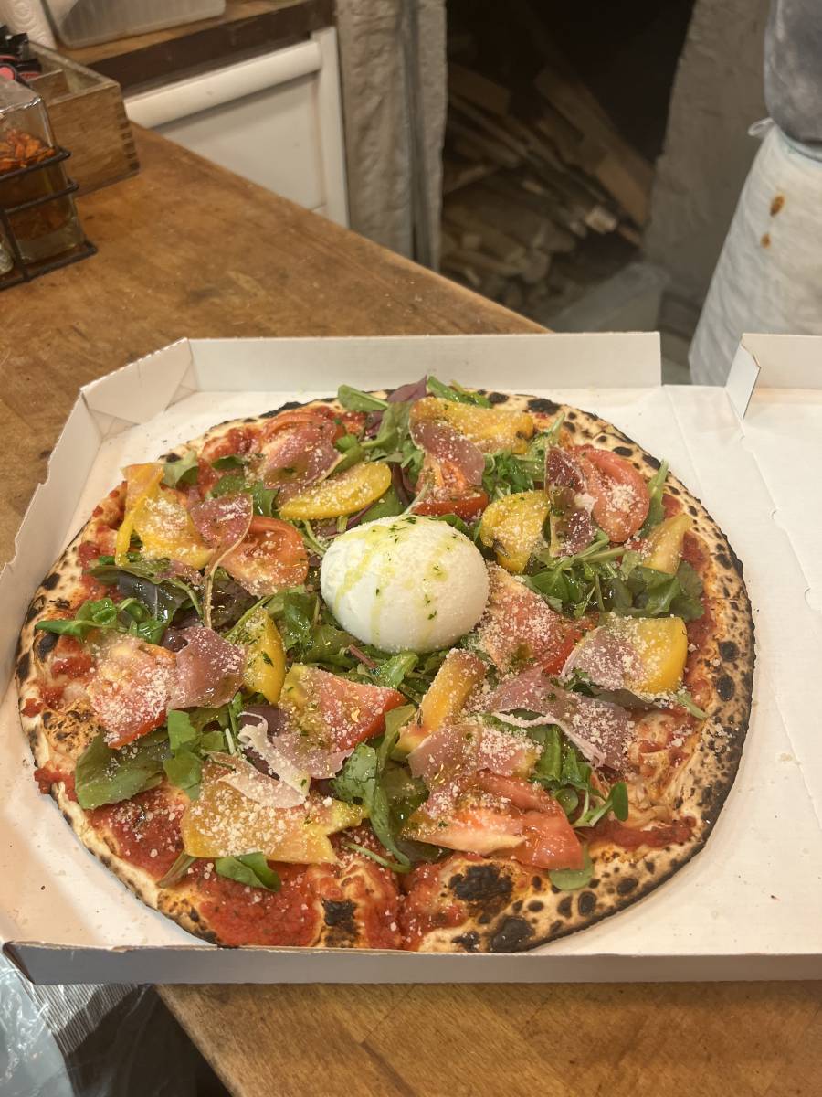 Pizza à la burrata cuite au feu de bois à Marseille 13012